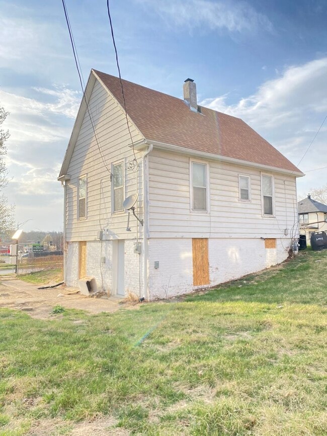 Building Photo - Large 2 bed 1 bath house