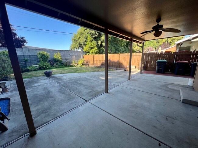 Building Photo - 923 Hampton Way