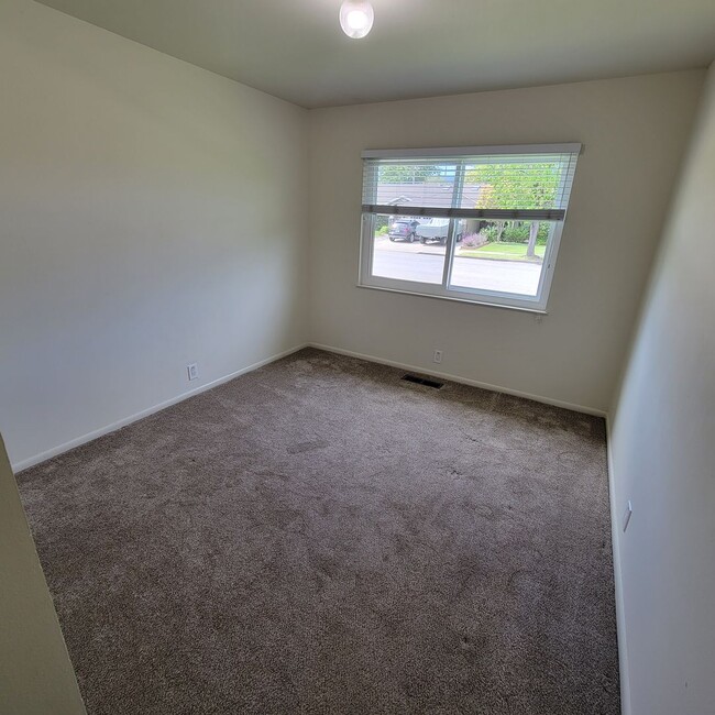 Building Photo - Well-Maintained Redwood City Home with Bonus Room & Private Yard