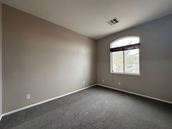 Building Photo - Spacious single story home w/3 beds, 2 bath, den, 2 car garage, near everything.