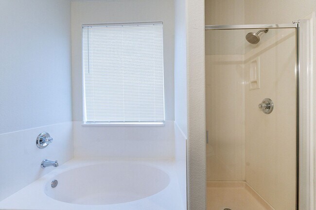 Building Photo - Move right in to your dream home!