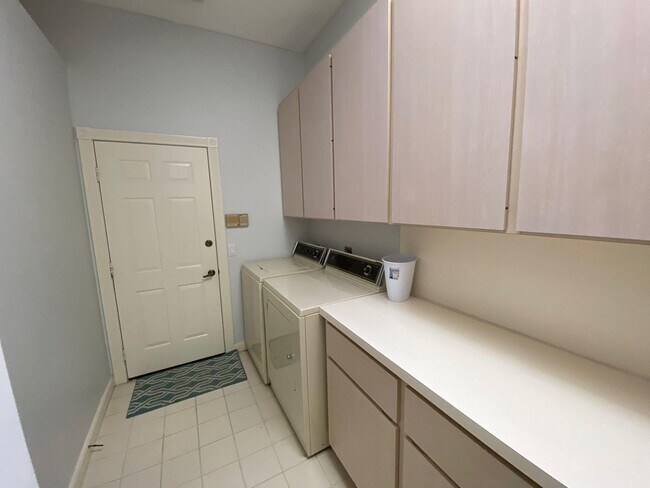 Building Photo - 511 SW Hampton Ct