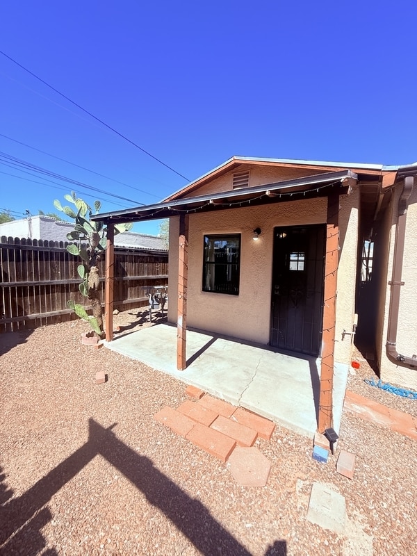 Building Photo - 2425 N Santa Rita Ave