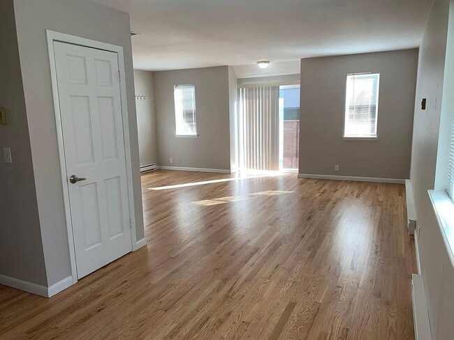 Building Photo - 2 Bedroom 1 Bathroom