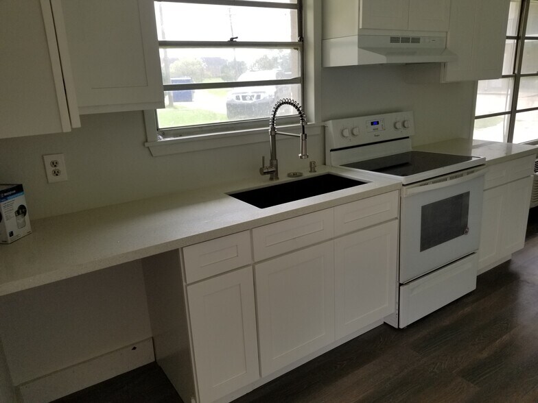 Quartz Countertops, Soft Close Cabinets, Garbage Disposal, Brand New Appliances - 1009 West St