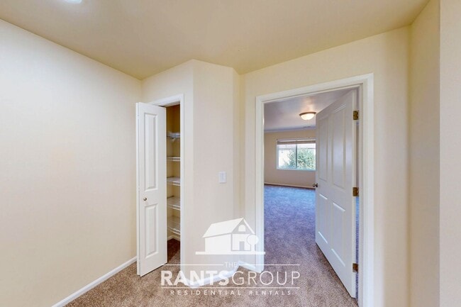 Building Photo - 5-Bedroom Home in Eagle Court with Easy I-...