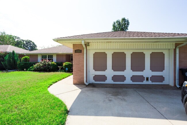 Building Photo - Beautiful home in Lake Park addition in Be...