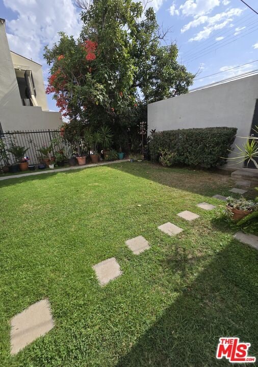 Building Photo - 1338 S Dunsmuir Ave