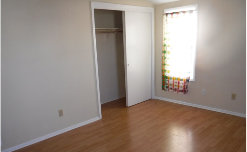 Building Photo - 513 N Oak Ave