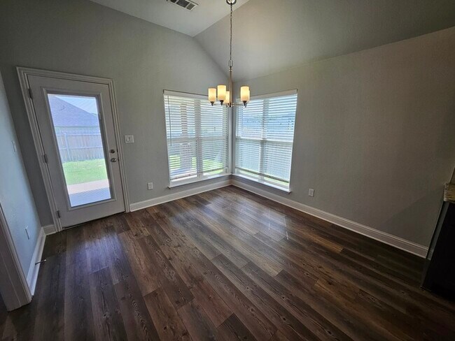 Building Photo - Cute open floor plan 3- bedroom, 2- bathro...