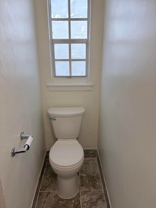 Building Photo - 213 SE 9th St