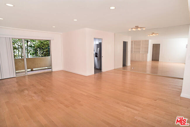 Primary Photo - 416 N Oakhurst Dr