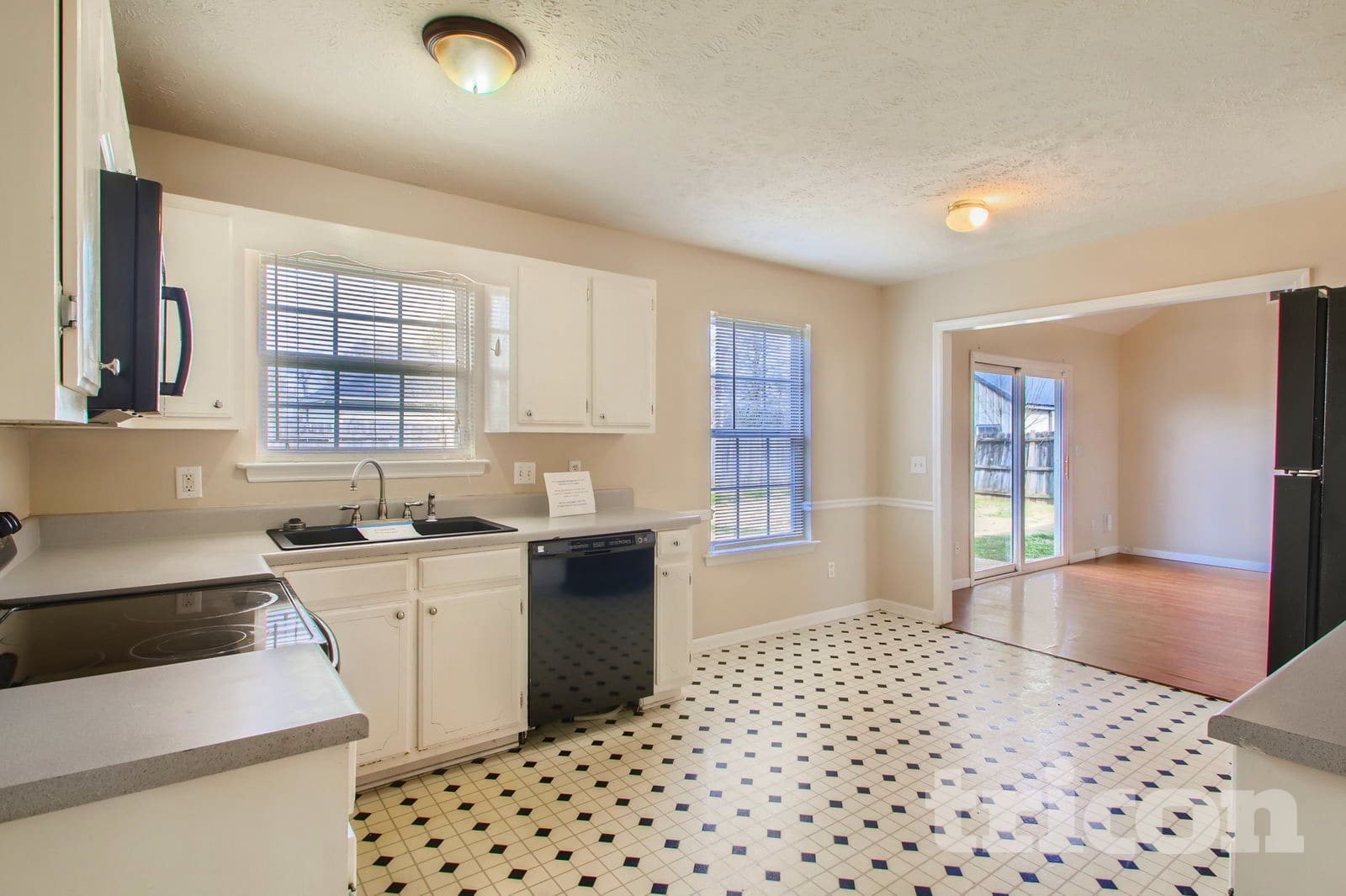 Building Photo - 128 Royal Garden Dr