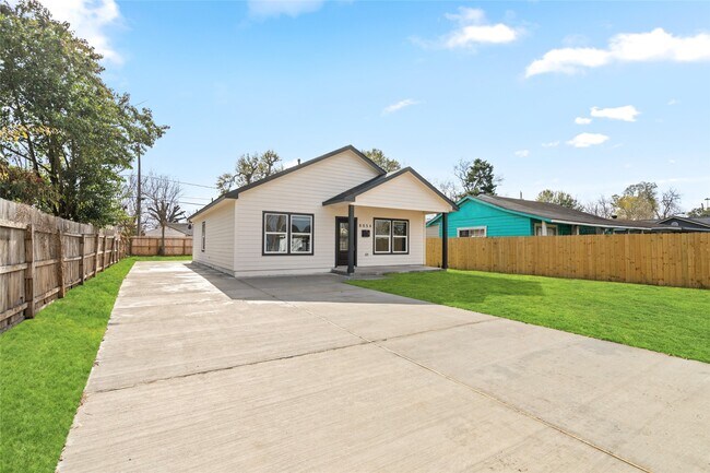 Building Photo - 8056 Meadowbrook Dr