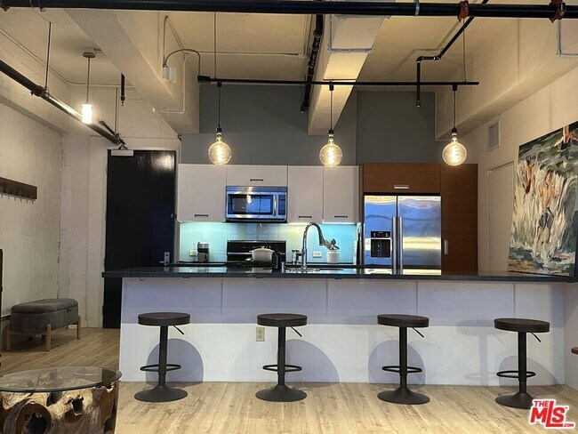 Building Photo - 746 S Los Angeles St