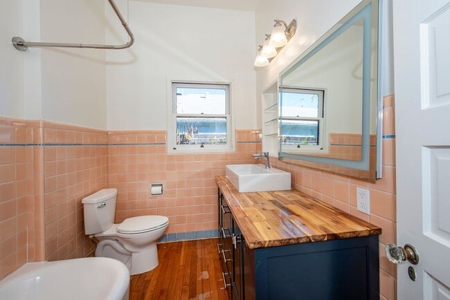 Building Photo - Gorgeously Restored Downtown Home!