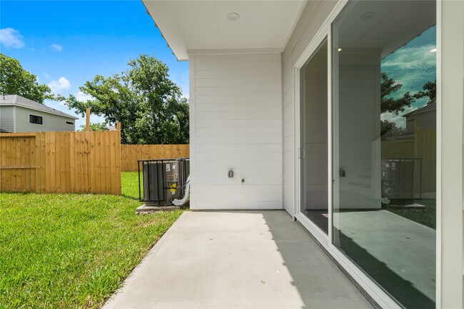 Building Photo - 8022 Colonial Ln