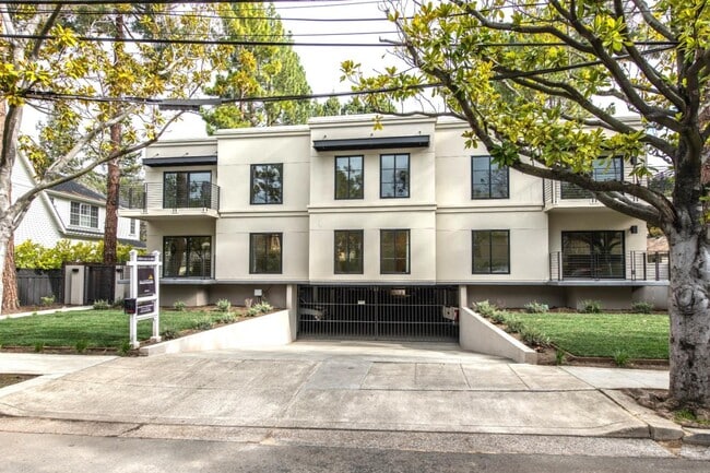 Building Photo - 1326 Hoover St