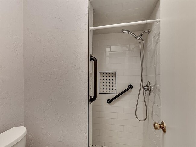 Building Photo - 1703 E Lindsey St