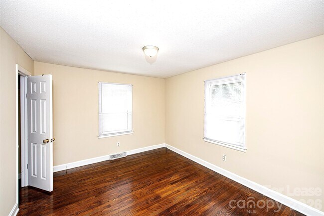 Building Photo - 2711 Springbrook Cir