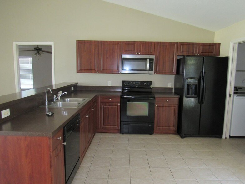 Building Photo - 7052 SW 131st Loop