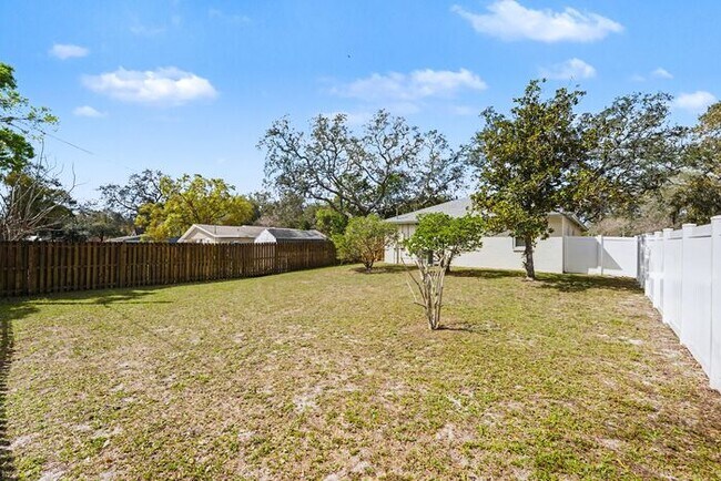 Building Photo - 9605 N Edison Ave