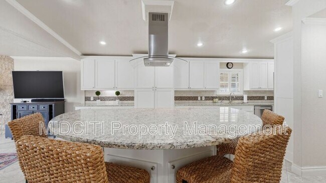 Building Photo - 156 Trelawney St