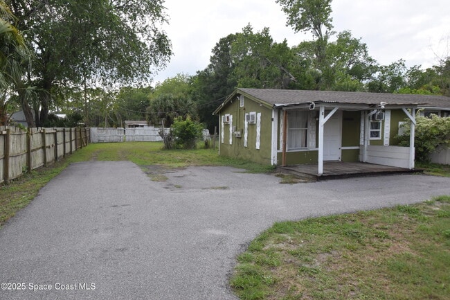 Building Photo - 329 Pine Ave