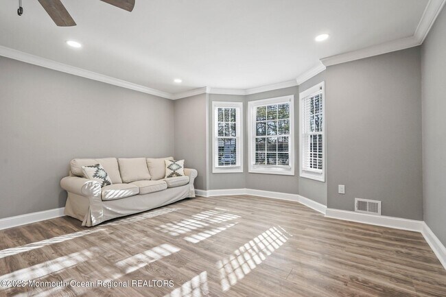 Building Photo - 7 Tulip Ln