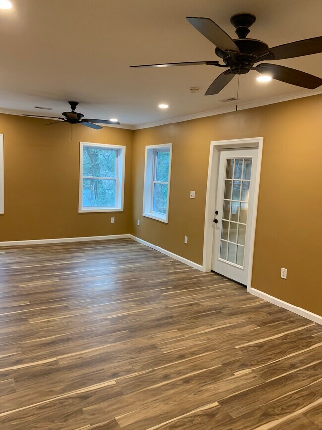 Building Photo - 410 W Maple Ave