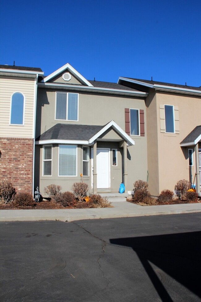 Building Photo - Spacious Townhome on Quiet Street
