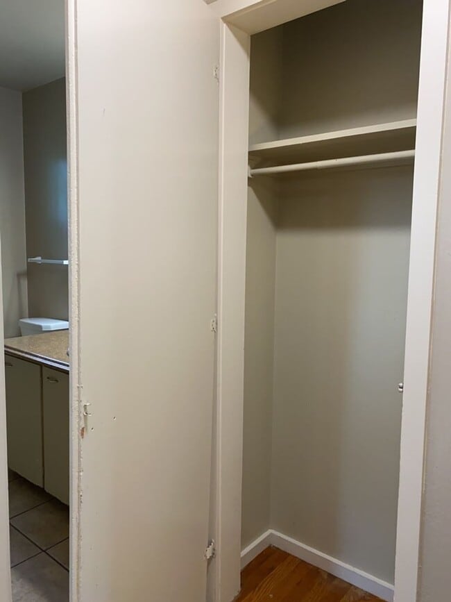 Building Photo - STUDENTS WELCOME! 5 Bed 2 Bath Ranch House w/ Basement