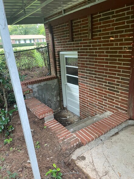Side Entrance Basement - 4193 Dunmore Rd