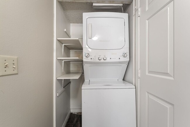 Building Photo - 2 Bedroom, 2 Bathroom Condo unit in a Gate...