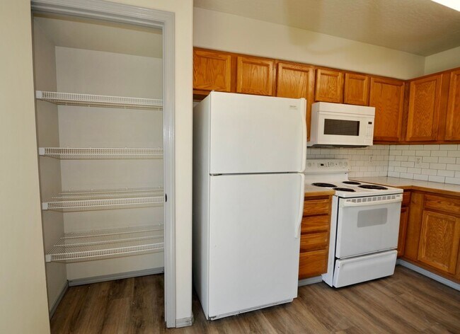 Building Photo - 3 bed 2 bath townhome