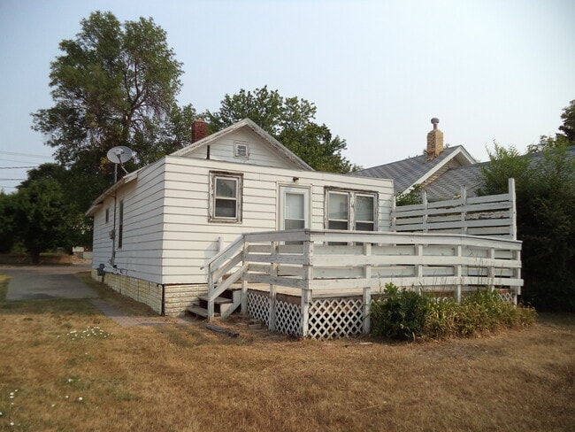 Building Photo - 1216 House in Northeast Minot! Pet Friendly!