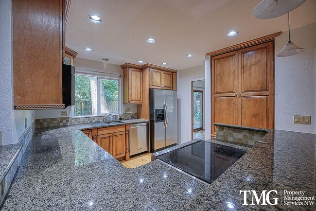 Building Photo - 3841 SE Madsen Ct