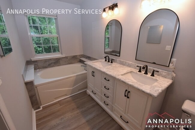 Building Photo - 544 Francis Nicholson Way