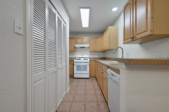 Building Photo - 9711 Curlew Dr