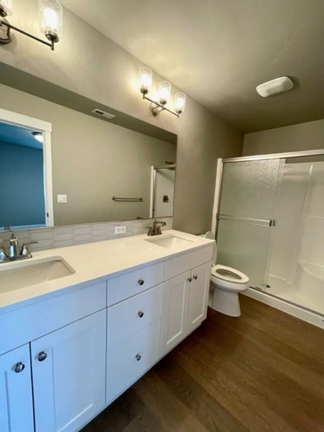 Building Photo - Like new 3 bedroom townhome in SE Bend!