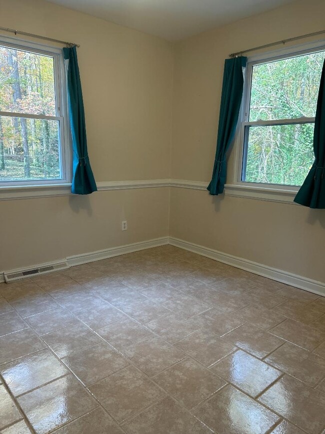 Building Photo - 1042 Peck Rd