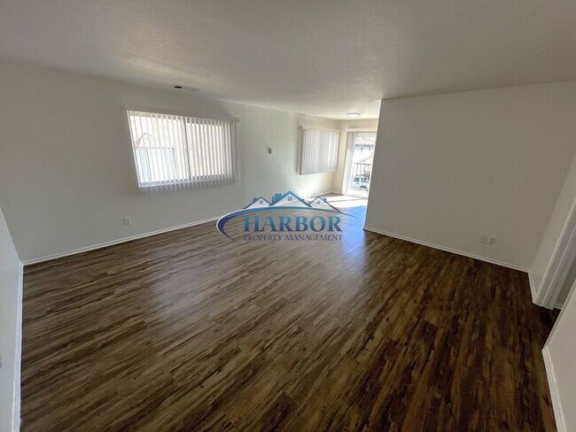 Building Photo - 672 W 12th St