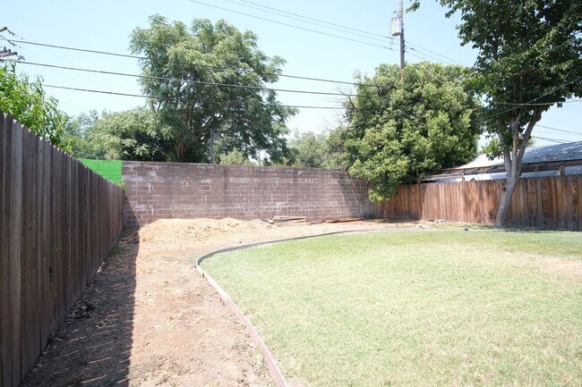Building Photo - Charming 3-bedroom, 1-bathroom in Sacramento.