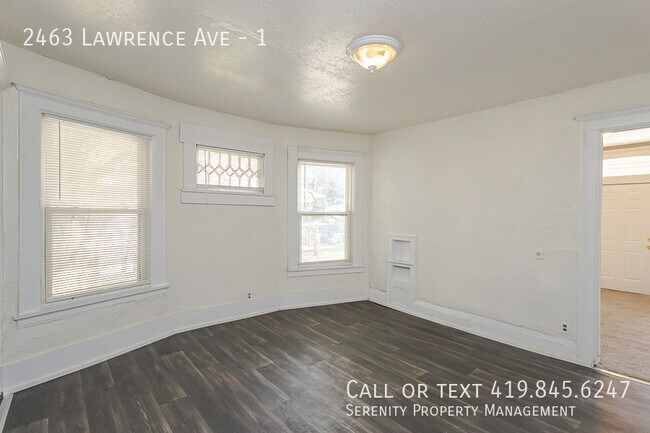 Building Photo - 2463 Lawrence Ave