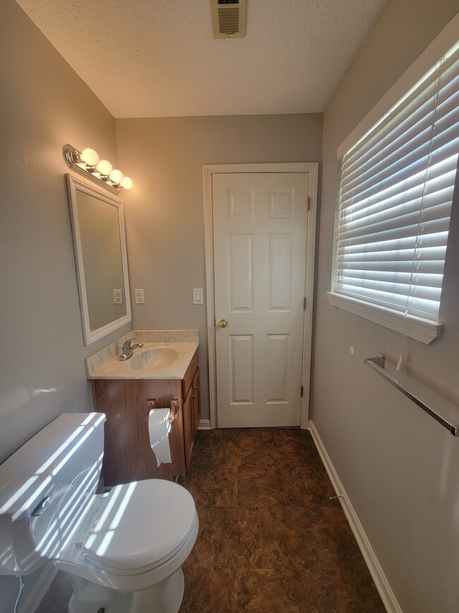 Building Photo - 1216 Pebble Creek Dr