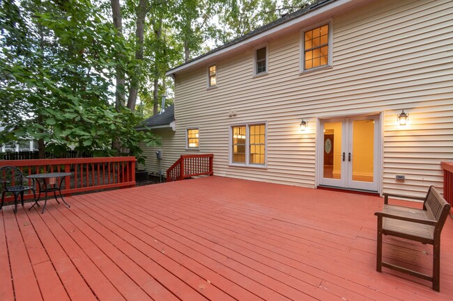 Building Photo - Updated 3 Bedroom 2.5 Bath Colonial Near W...