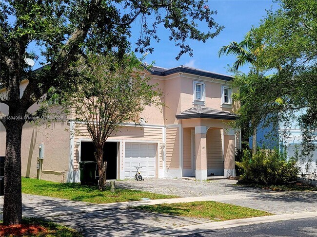 Building Photo - 285 NE 32nd Terrace