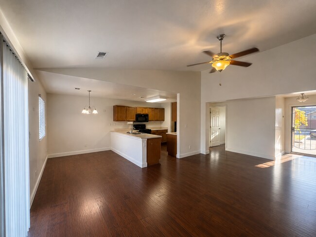Building Photo - 3290 N Vista Ave