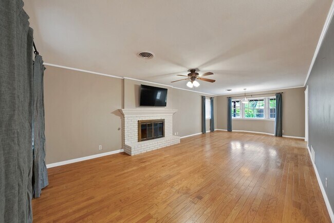 Building Photo - 526 Waggoner Dr