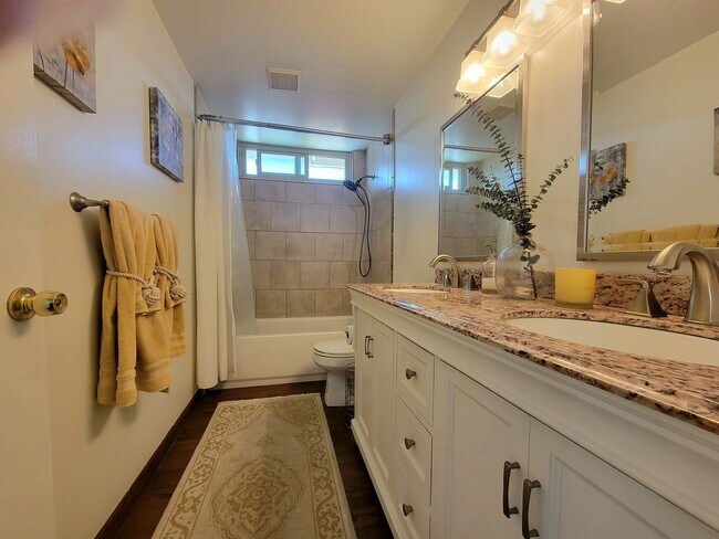 Building Photo - Darling, Move-In Ready Home in Highly Sought After Neighborhood w/ a Great View!!